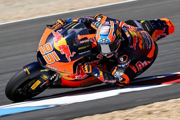 FOTO 01 - KOPFOTO_preview Red Bull KTM Ajo Moto2-coureur op een oranje KTM-motor in een bocht op het circuit