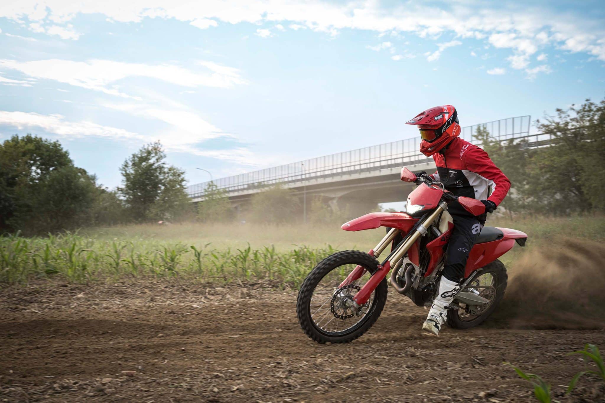 Nieuw Guinness World Record: 24 uur op één Ducati door het zand